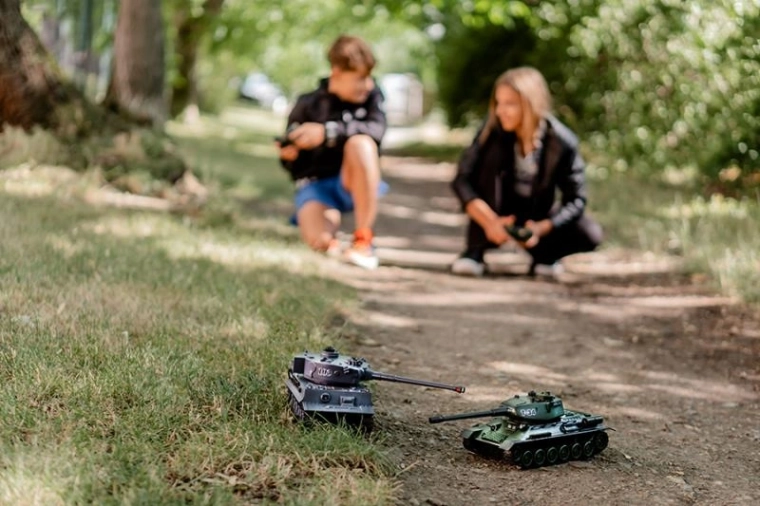 Starx tanki na daljinsko upravljanje z infrardečo bitko 2,4 GHz – komplet 2 kosov