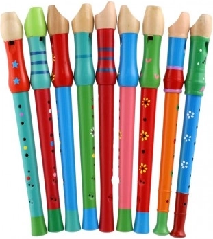 Lesena flavta z barvitim dizajnom