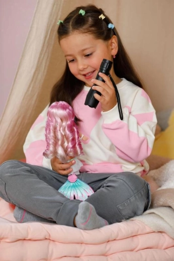 Čaroben UV učinek: lasje spreminjajo barvo na soncu