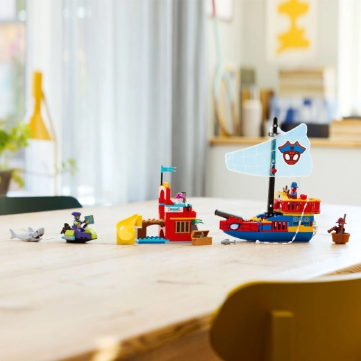 Akcijska piratska ladja s streljanjem in pajkovo mrežo