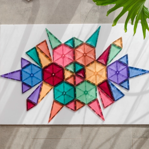 Geometrija v praksi: zvezdice, mozaiki in prostorski modeli