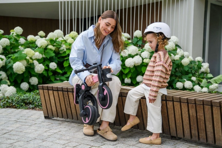 Zložljiv okvir in krmilo na en gumb