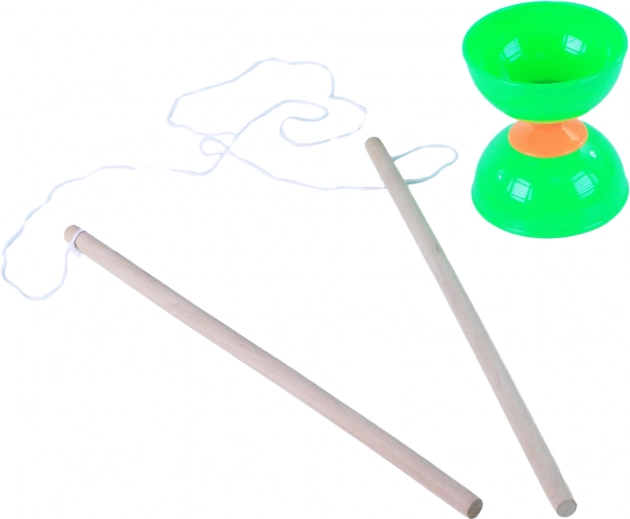 Igrača diabolo z zelenimi plastičnimi posodicami in lesenimi palicami