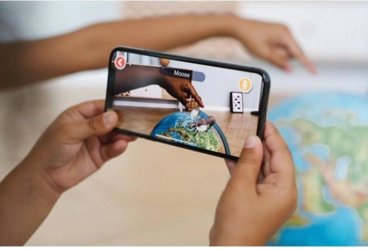 Razširjena resničnost z aplikacijo IQ GLOBE
