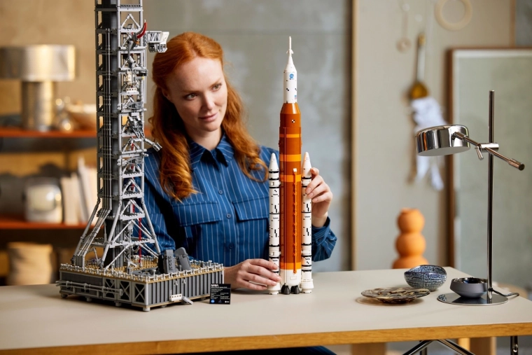 Večstopenjska raketa z odstranljivimi pospeševalniki