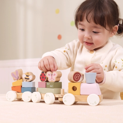 Vlečni vlak z zlahka razstavljivimi vagončki