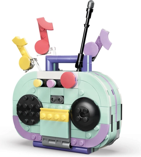 Retro boombox in gramofon