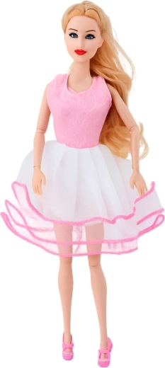 Velika punčka pripravljena na modno revijo