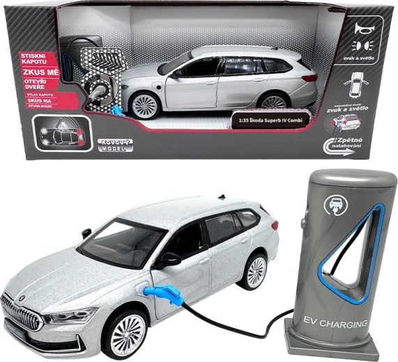 Kovinski model Škoda Superb IV Combi 1:35 z zvokom in lučmi, srebrno siva