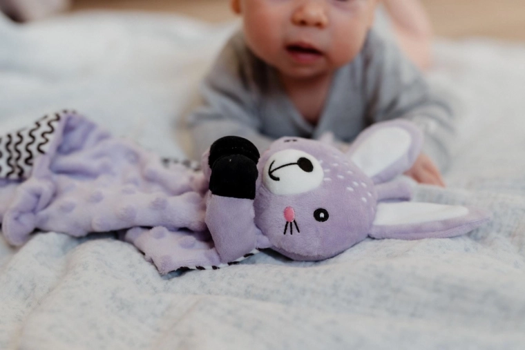 Vgrajena ropotuljica za nežno slušno stimulacijo