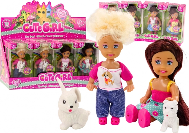 Mini punčka z dolgimi lasmi in živalco v barvitem oblačilu