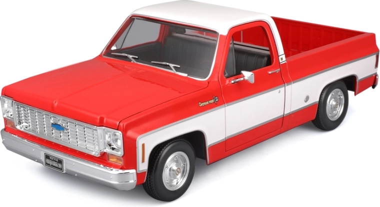 Maisto 1974 Chevrolet C10 Cheyenne Super 1:18 rdeče‑bele barve model pick‑upa