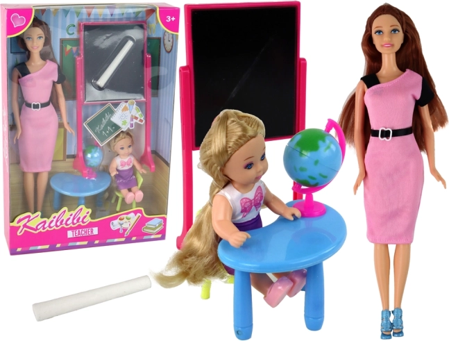 Učiteljica z učencem, šolski set z tablo in globusom