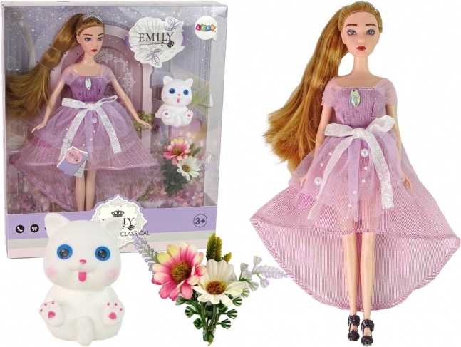 Punčka Emily z dolgimi lasmi in belim mucom