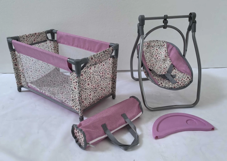 Komplet za punčke Pink Flowers – potovalna posteljica in stolček 2 v 1 (gugalnik)
