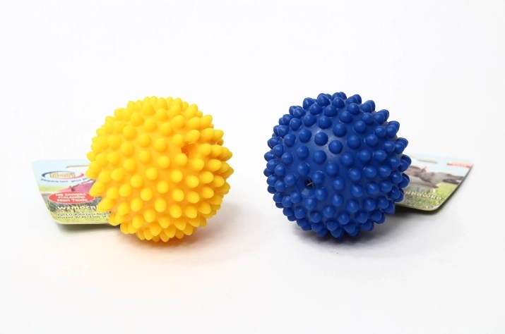 Piskajoča žogica z izboklinami 6,7 cm