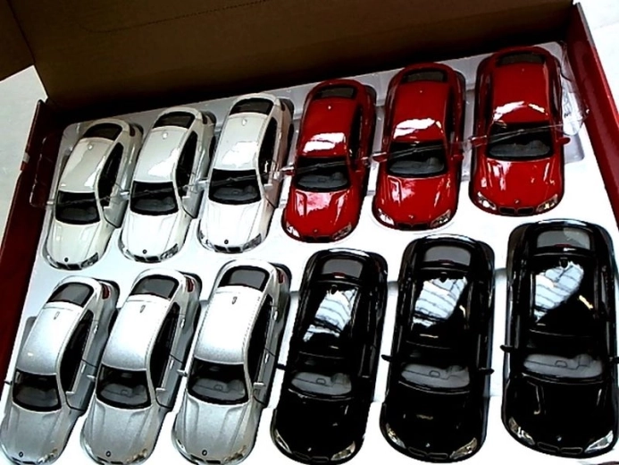 Kovinski avtomobilček BMW X6 1:38 s pull-back pogonom in odpiranjem vrat