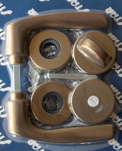 Vrata okovje MONET na rozeti, WC, bronasto eloksirano