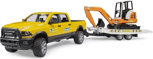 Bruder terensko servisno vozilo RAM z minibagerjem in prikolico 1:16