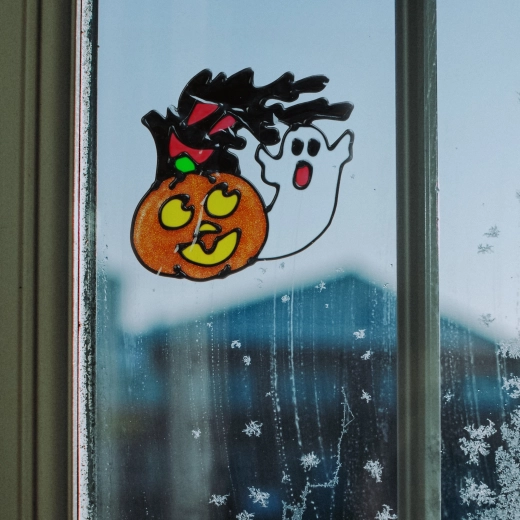 Halloweenska dekoracija za okno z bučo in duhom