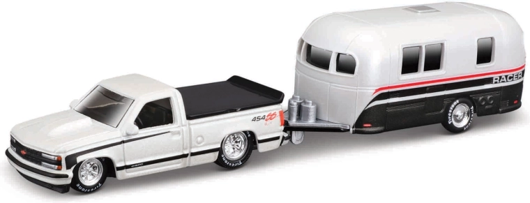 Maisto Design Tow & Go Chevrolet 454 SS pick-up z bivalno prikolico 1:64
