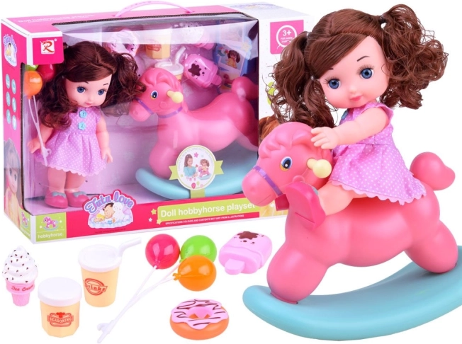 Lutka v rožasti rožnati obleki z gugalnim konjičkom in dodatki