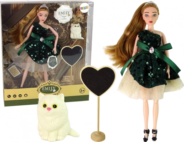 Punčka Emily z belim muckom in lesenim srcem