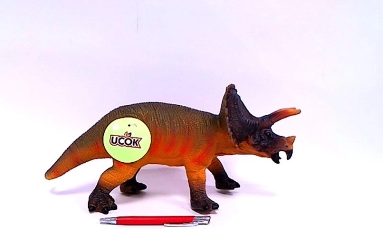 Mehak dinozaver triceratops z zvočnim učinkom