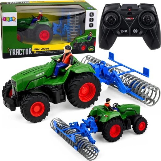 Zeleni RC traktor s poljskim valjarjem in figurico kmeta 1:24
