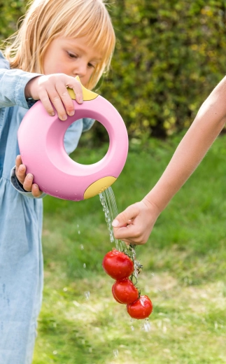 Quut vrtni komplet za otroke z žogo, zalivalko, grabljicami in lopatko – rumena in rožnata