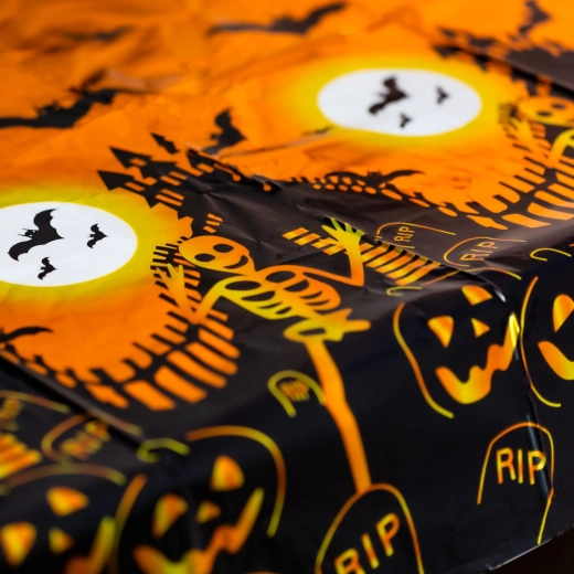 Halloweenski prt z aluminijastim učinkom 137 × 183 cm – nagrobni kamen