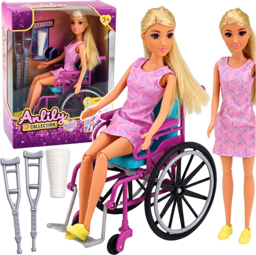 Punčka Anlily na invalidskem vozičku z berglami in mavcem (30 cm)