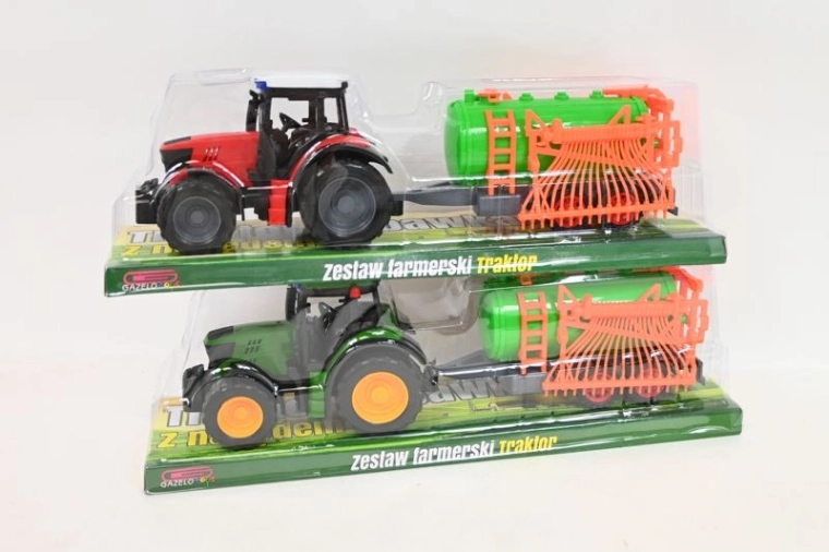 Traktor s kmetijskim strojem