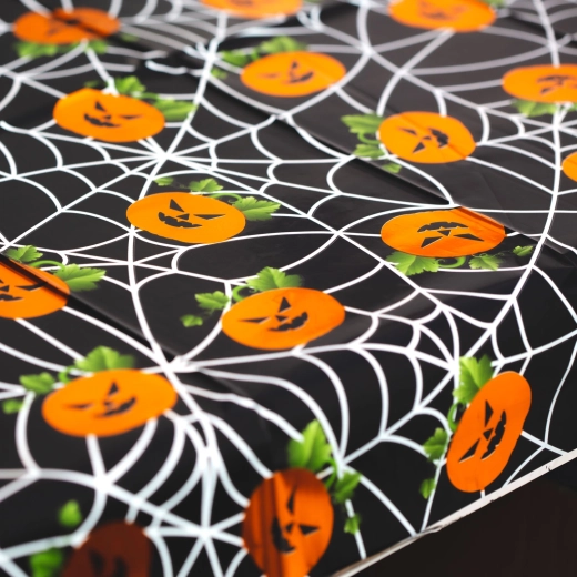 Halloweenska namizna prta z aluminijastim učinkom 137 × 183 cm – buče in pajčevina