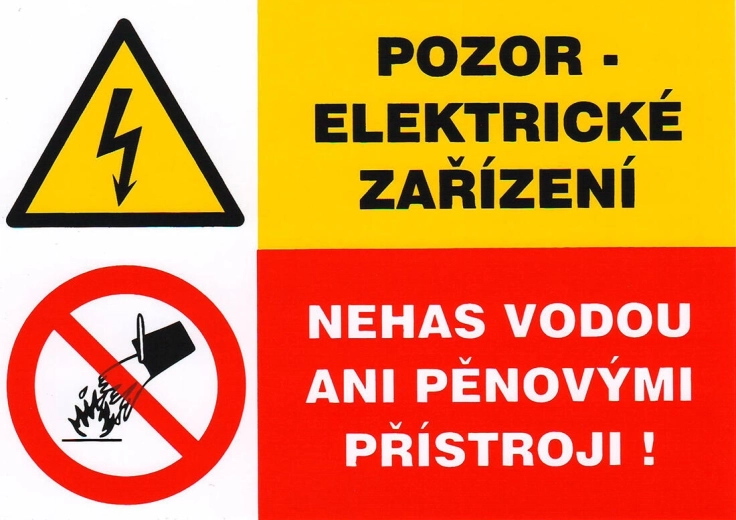 Samolepilna varnostna tablica – Pozor električna naprava, ne gasite z vodo ali penilnimi aparati (105 × 74 mm)
