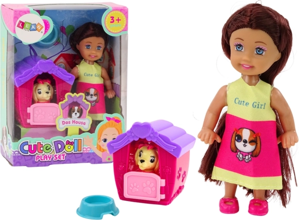 Mini lutka z dolgimi lasmi in pisano krilce s psom in uto