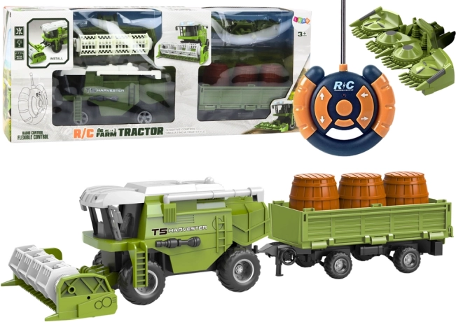 RC kmetijski kombajn z zelenim priklopnikom