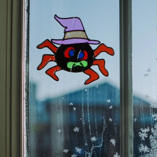 Halloweenska dekoracija za okno – barvit bleščeč pajek