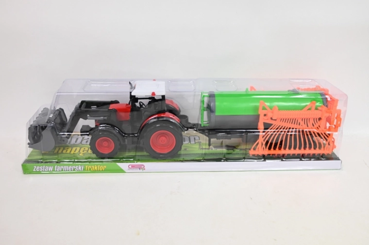 Traktor s kmetijskim strojem