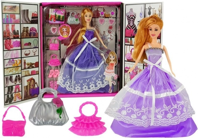 punčka v vijolični obleki z dodatki – torbice, nakit in salonarji