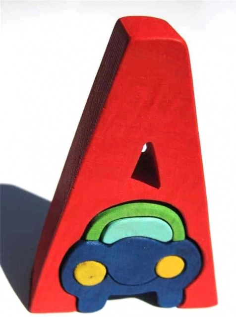 Lesena črka A z avtomobilčkom za otroke