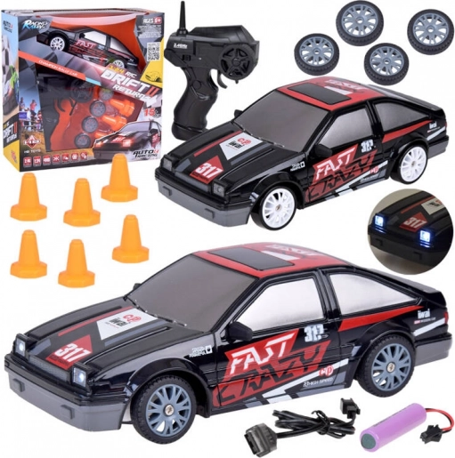 RC drift avto s stožci in nadomestnimi kolesi 1:24