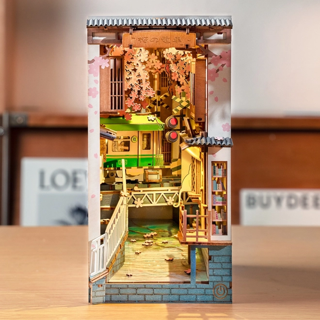 Podstavek za knjige miniatura hiške Cvetlična ulica