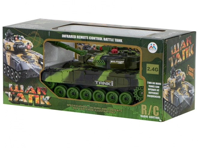 Vojaški tank na daljinsko vodenje z gozdno kamuflažo
