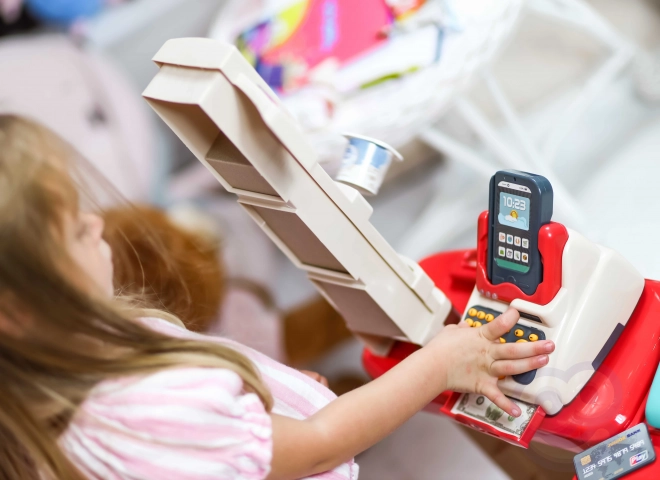 Supermarket s nakupovalnim vozičkom in skenerjem