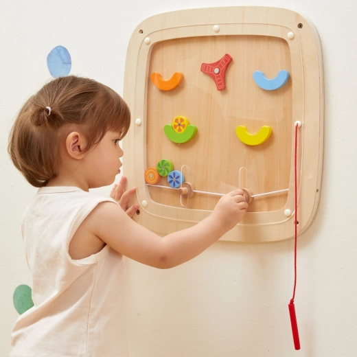 Stenska namestitev za prihranek prostora in varno igro