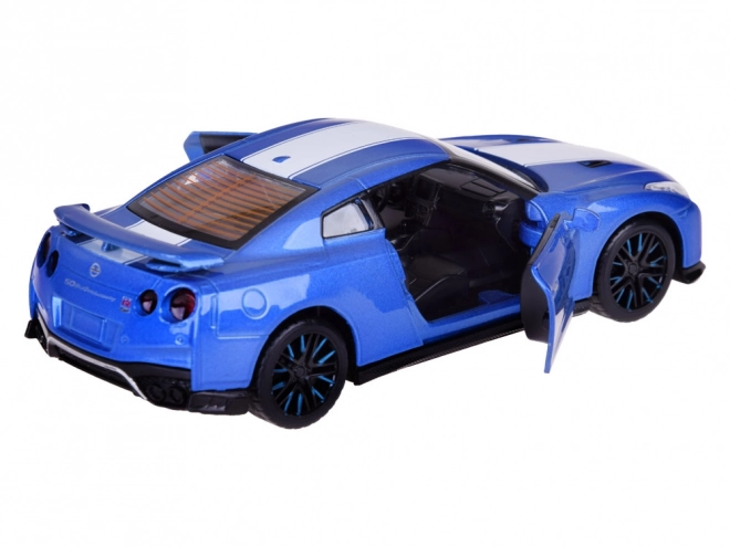 Avto Nissan GT-R z odpiranjem vrat