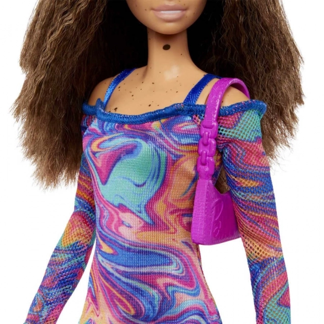 Punčka Barbie Fashionistas z valovitimi lasmi in pegami