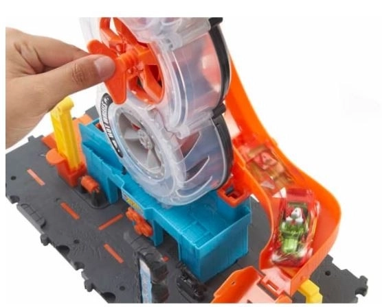 Garaža Hot Wheels z dirkalnimi stezami