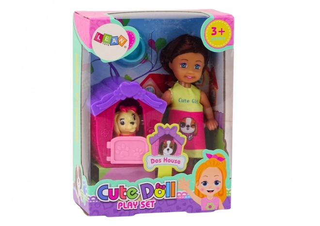Mini lutka z dolgimi lasmi in pisano krilce s psom in uto